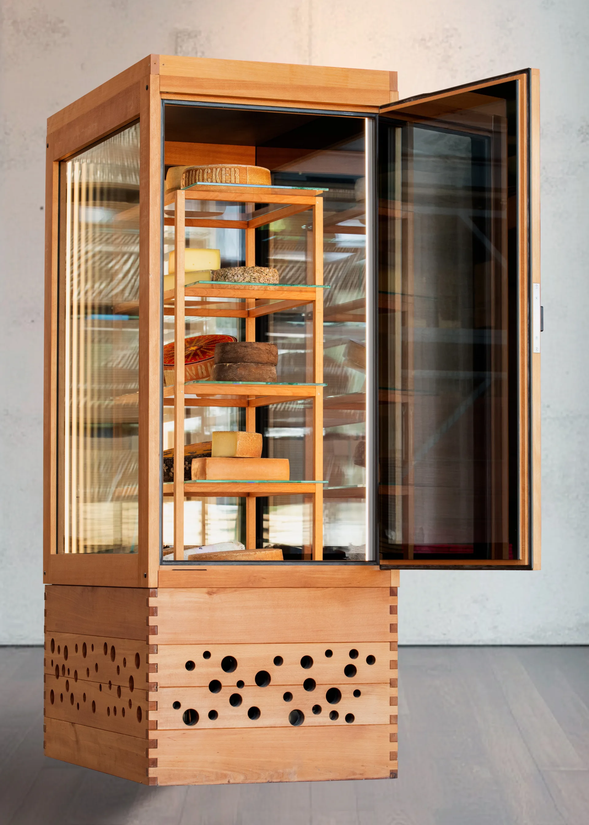 Aromagalerie Kühlschrank aus Kernbuche