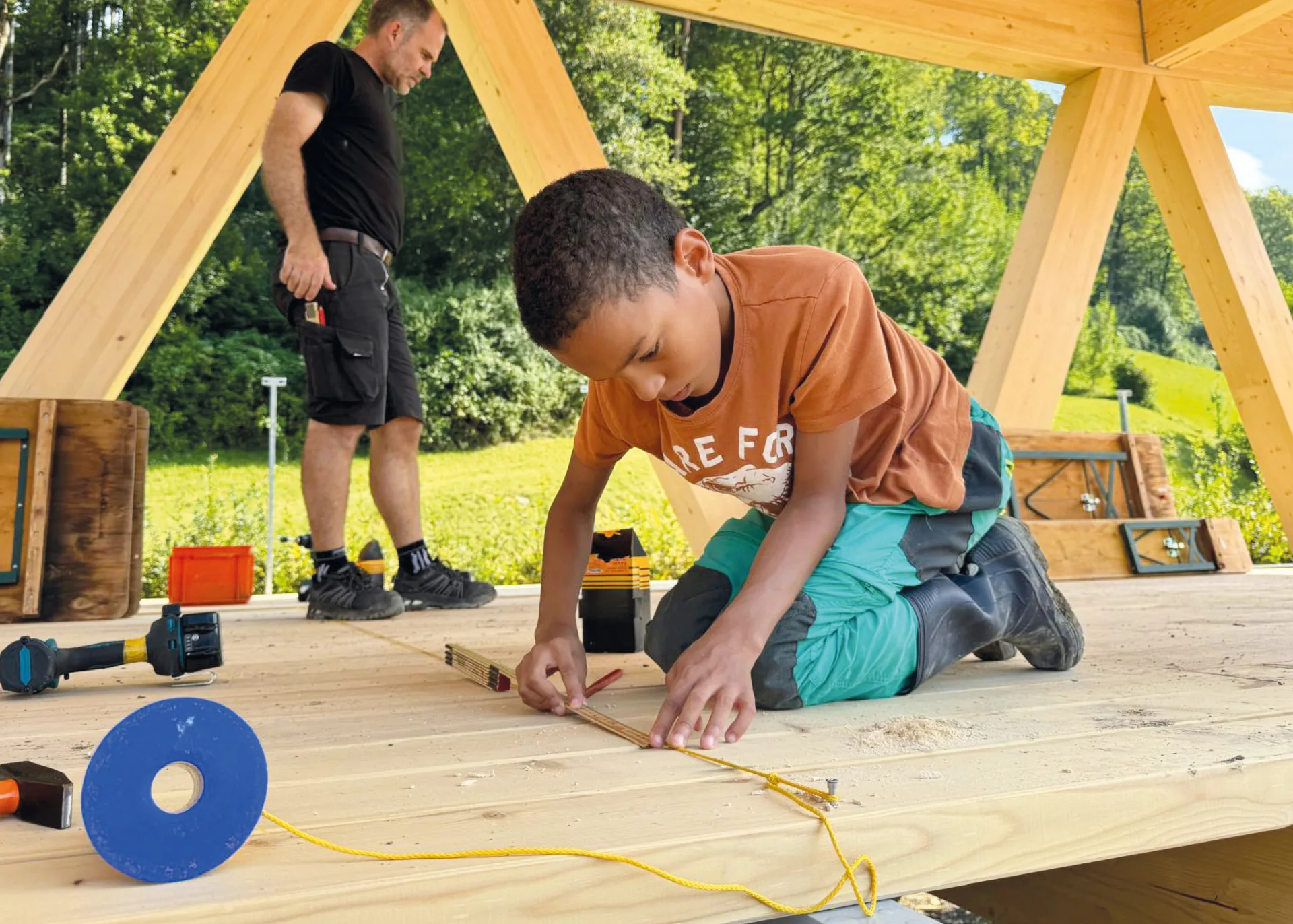 Gemeinsam Brücken bauen und Schüler:innen helfen mit.