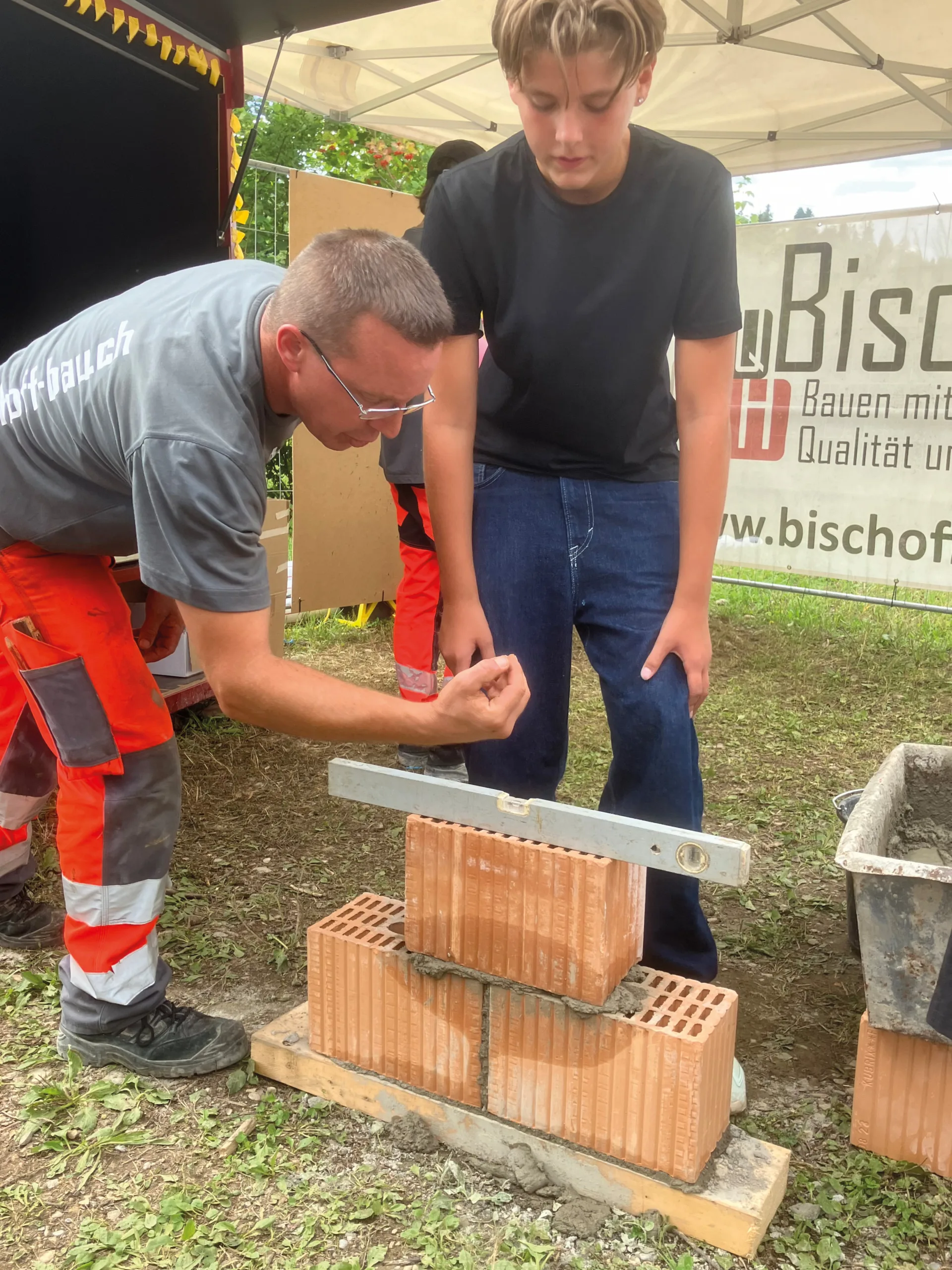 Gemeinsam Brücken bauen und Schüler:innen helfen mit.