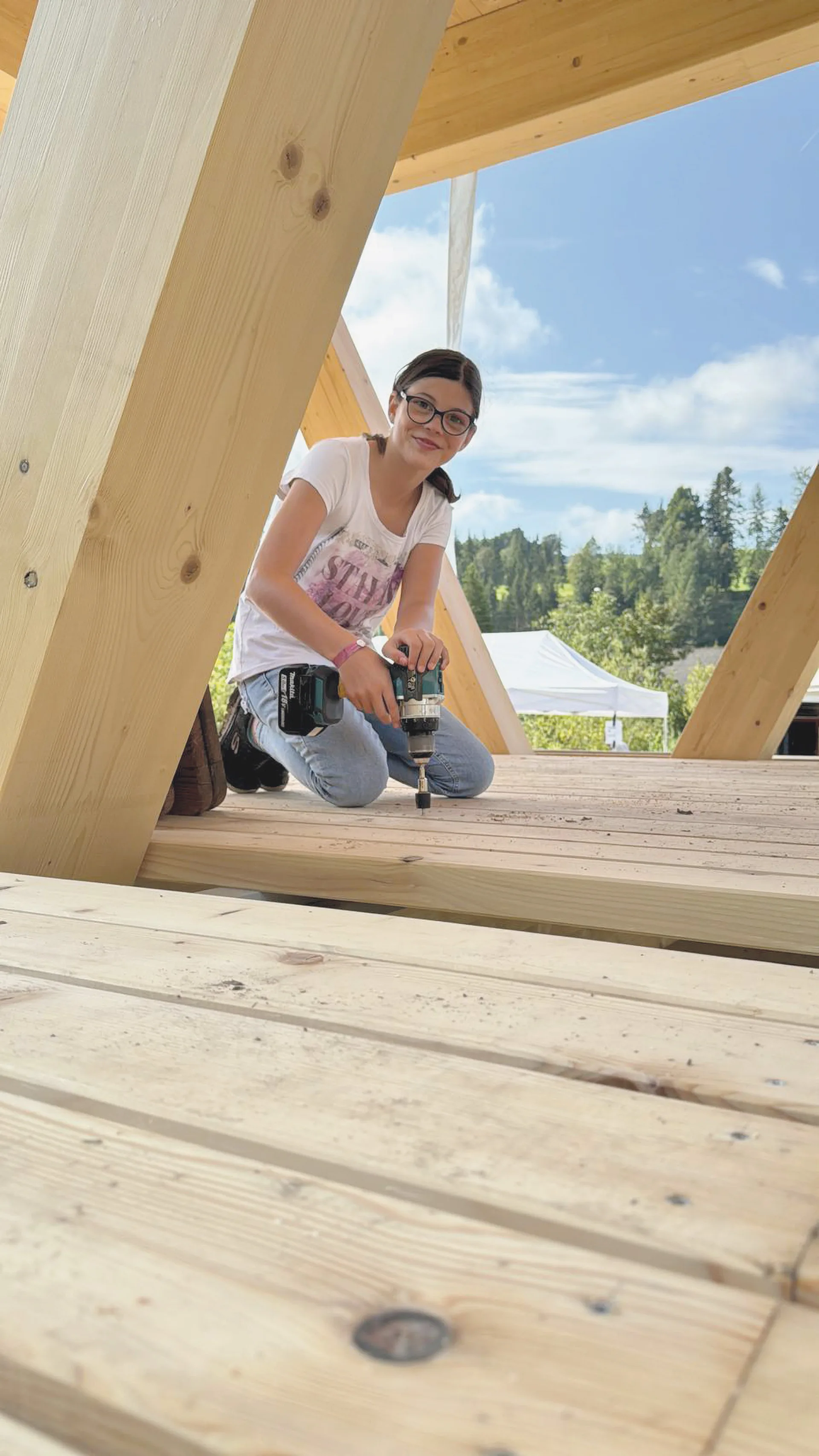 Gemeinsam Brücken bauen und Schüler:innen helfen mit.