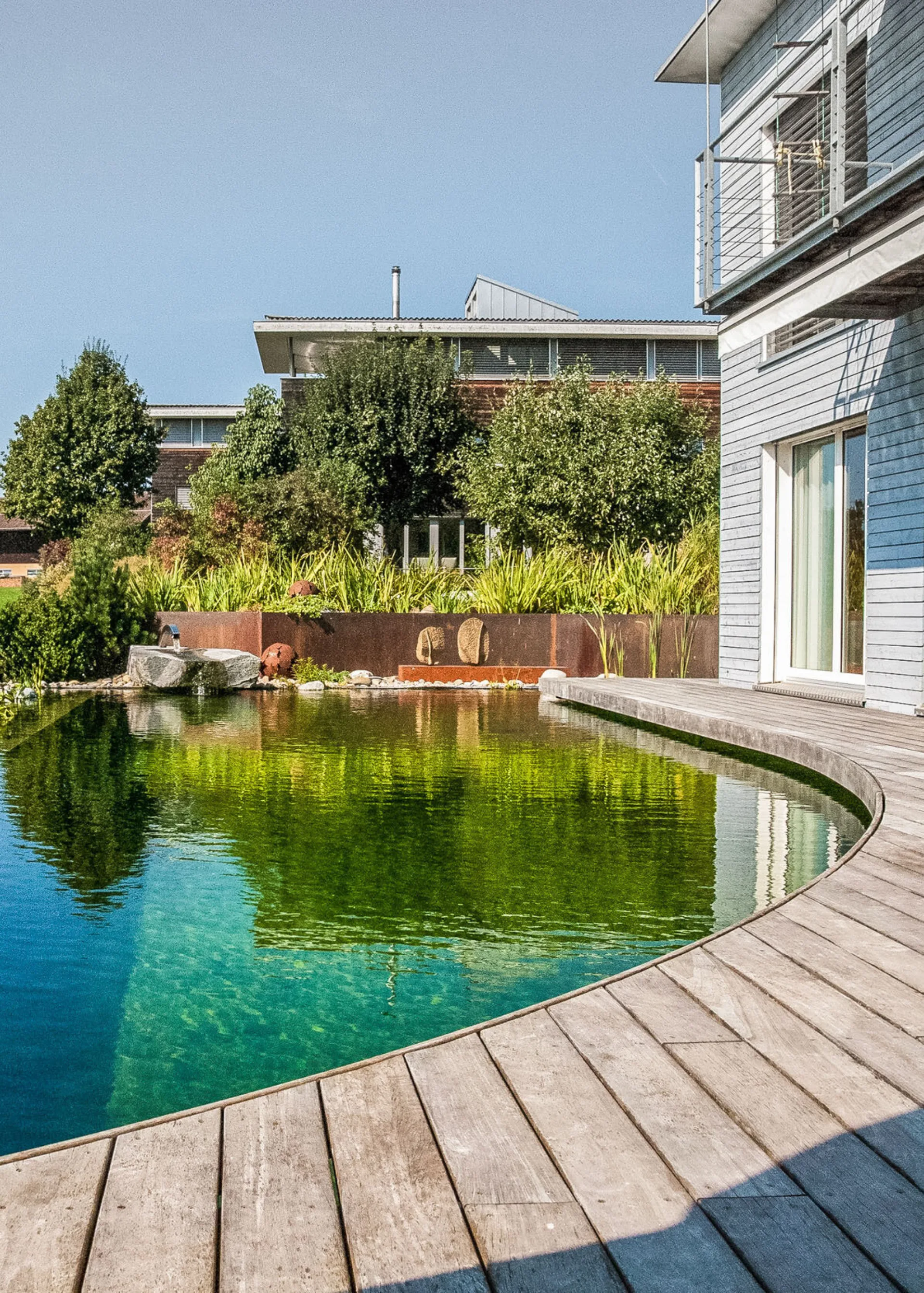 Lieblingsorte im Sommer, Teich mit Aussendeck